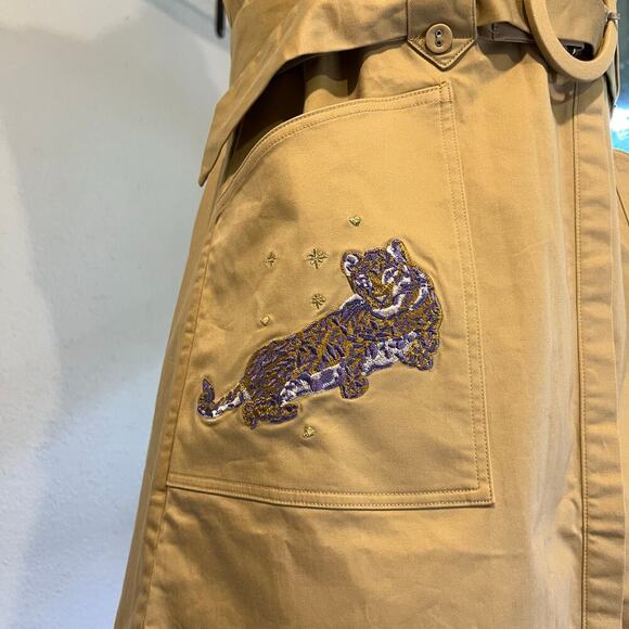 Lyn Around Yellow Tan Large Collared Sleeveless Tiger Embroidered Dress Size 4 - Picture 6 of 16